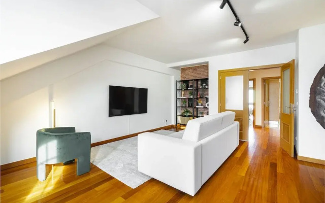 Charming Urban Retreat With Skyline Views