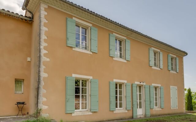 Secluded Holiday Home in Rustrel With Swimming Pool