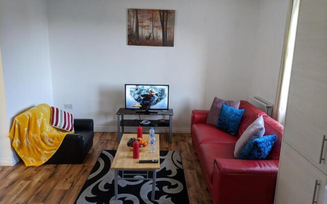 MBIZ Apartment - En-suite with Allocated Parking