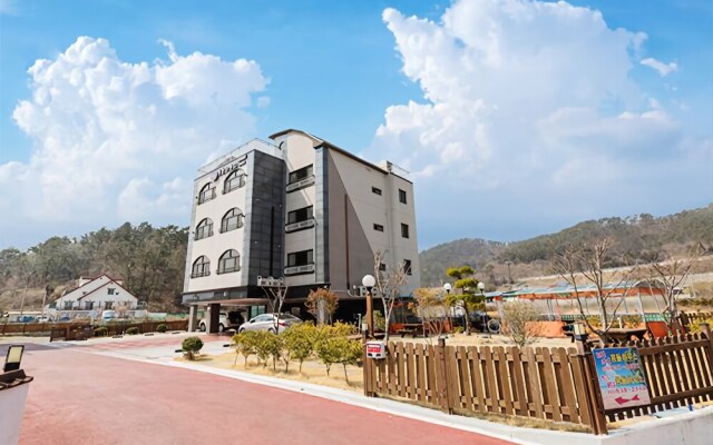 Geoje Beach Mongdol House Pension