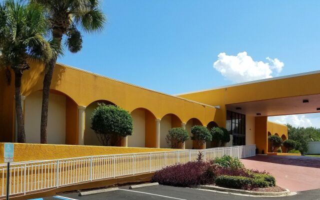 Days Inn & Suites by Wyndham Clermont