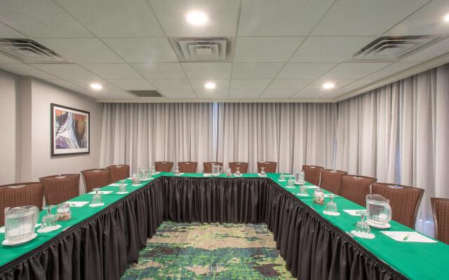 Holiday Inn & Suites Parsippany Fairfield by IHG