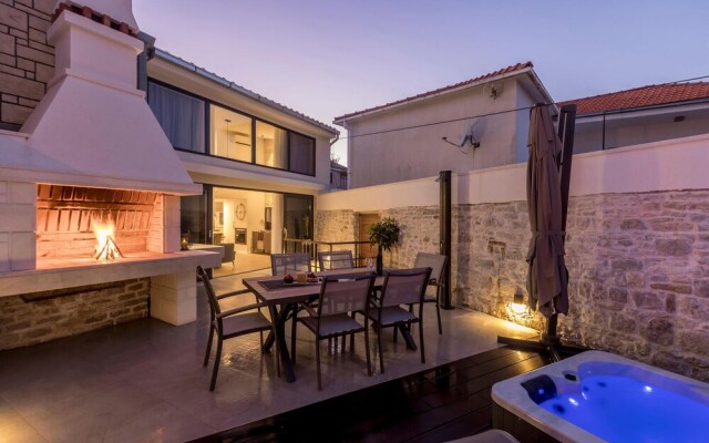 Amazing Home in Supetar With Jacuzzi, Wifi and 2 Bedrooms