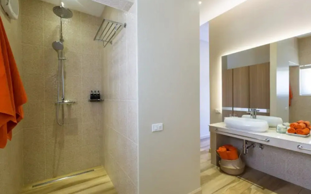 5 Bedrooms Villa Bacardi