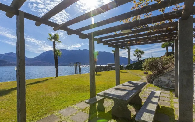 Blu Lake Apartment on Ghiffa Beach
