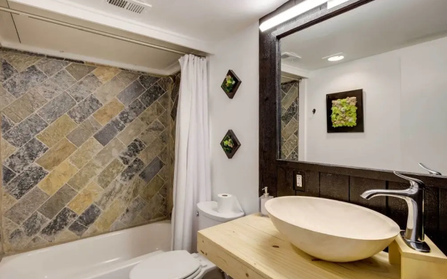 Serene Dallas Condo w/ Pool - Walkable Location!