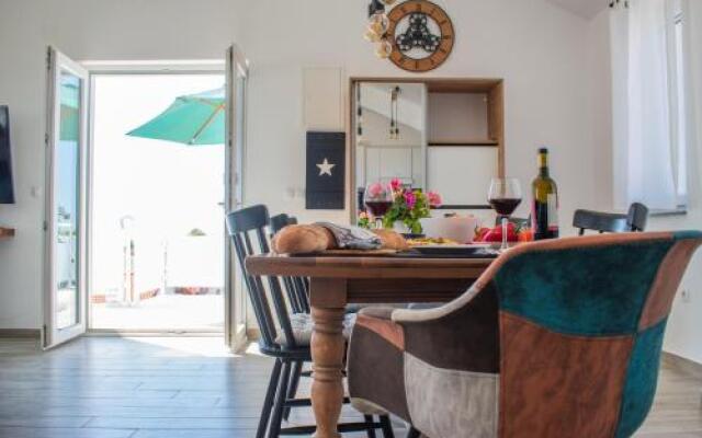 Marina Apartments Vir
