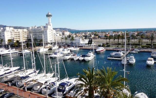 Spacious Apartment in Empuriabrava with Terrace