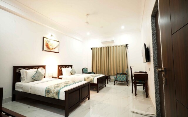Revaas Hotel