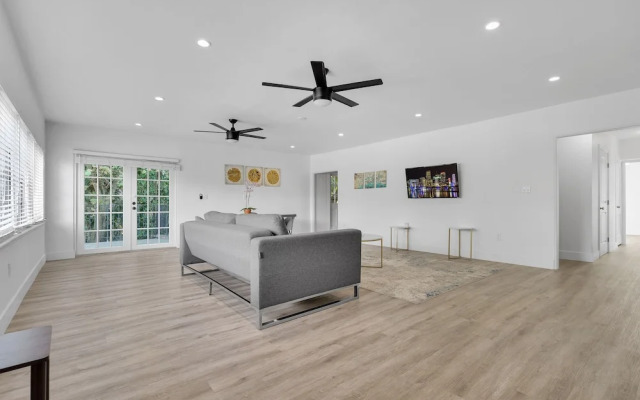 Modern & Fashionable Apartment w/Pool and Garden