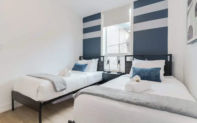 Elegant Suite—Near Kensington Market, Sleeps 8