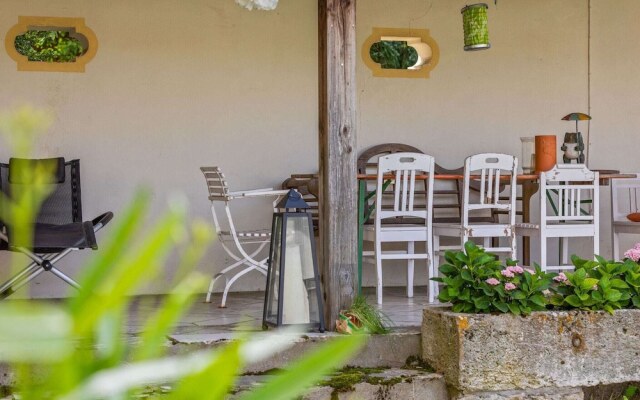 Lavish Castle in Riedenburg with Garden near Lake
