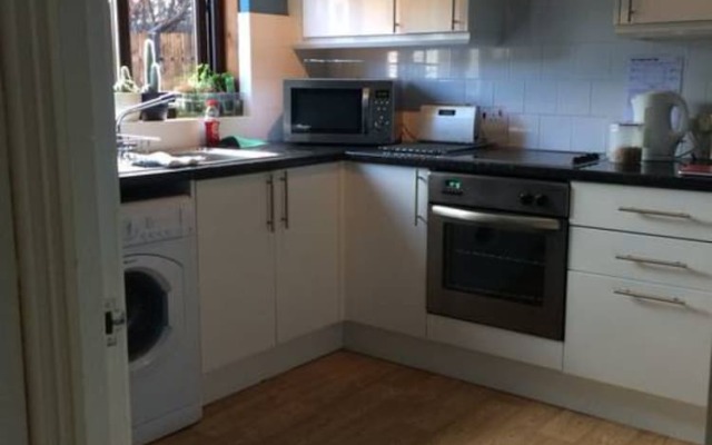 1 Bedroom Studio Flat With Free Parking Sleeps 2