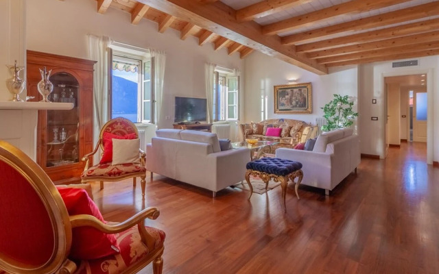 Easy Welcome Aglaia Luxury Lake View Apartment