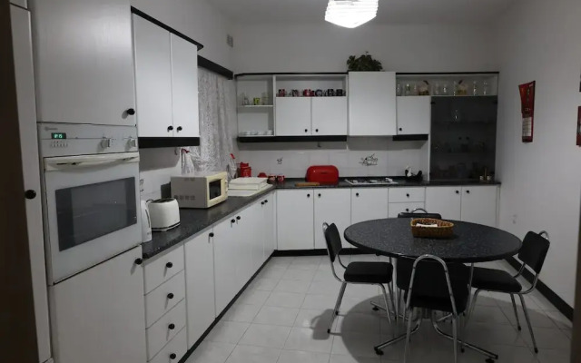 Room-very Bright Well Kept Apartment