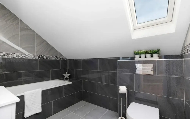 Spacious 4bedroom House-01 in Farnham Royal Slough