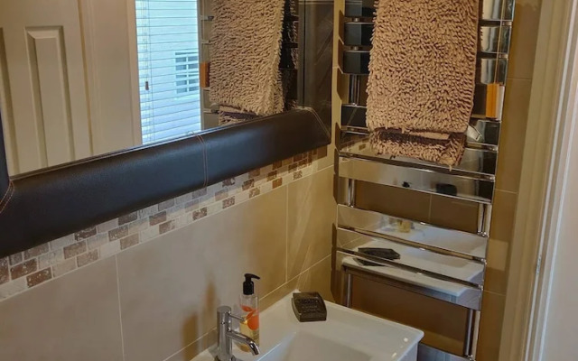Waterfront Apartment In The Heart Of St Neots