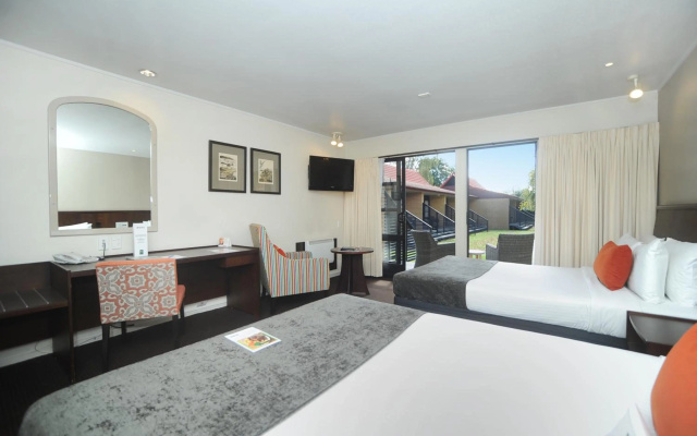 Quality Hotel Lincoln Green – Guest Rooms – Henderson