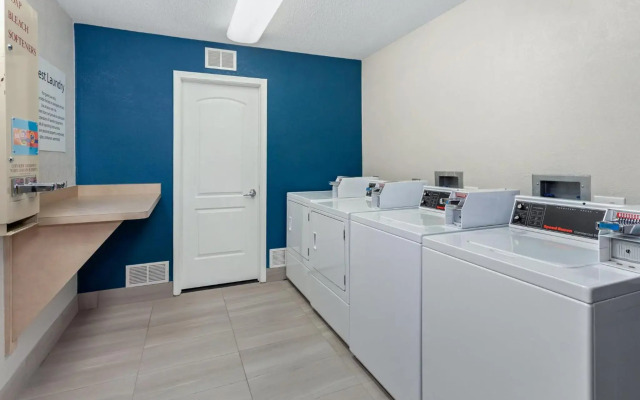 Holiday Inn Express Hotel & Suites Chicago-Algonquin by IHG