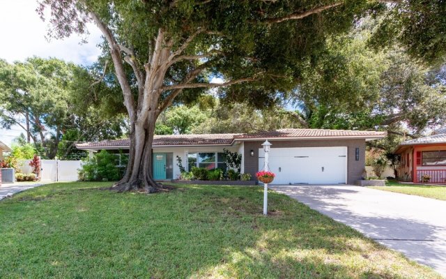 Indigo Beach Oasis - Minutes To Clearwater Beach! 3 Bedroom Home by RedAwning