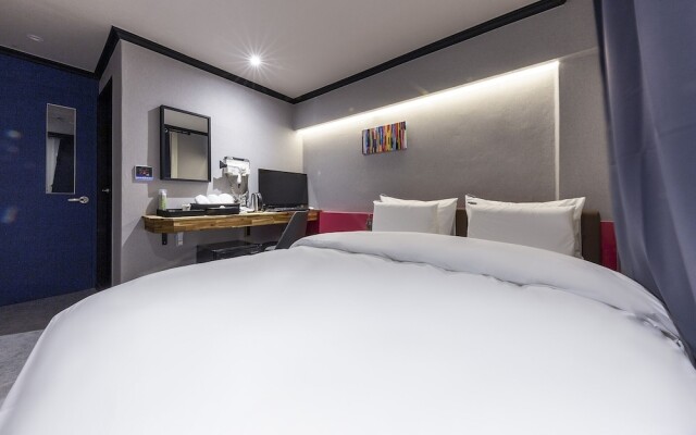Cheonan Hotel Check-in