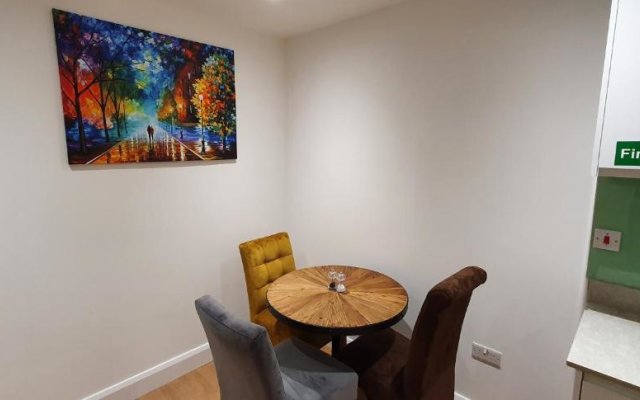 Garland Stylish Apartment 2 In Greater London