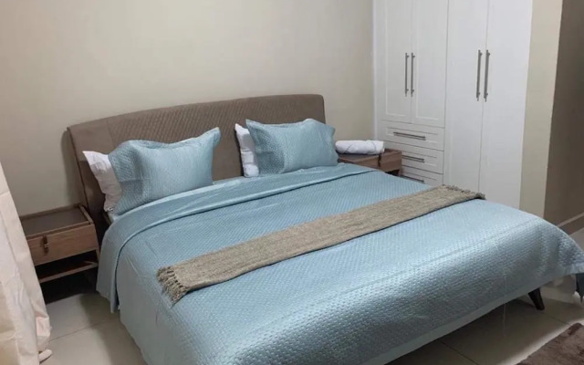 Executive 3 Bedrooms Fully Furnished Apartment Close to Amenities