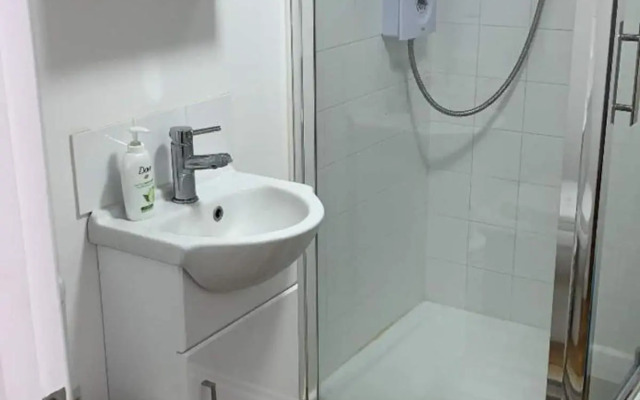 Linda's Annex-NEWLY BUILT separate entrance!!