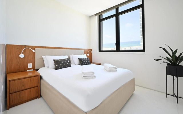 Stunning 3BR Penthouse w Jacuzzi by HolyGuest