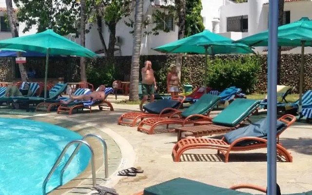 Travellers Beach Hotel & Club