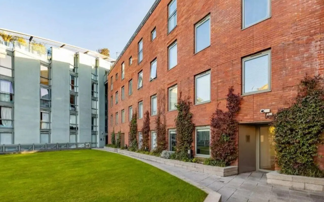 The Crystal Quarters - Modern & Bright 2BDR Apartment