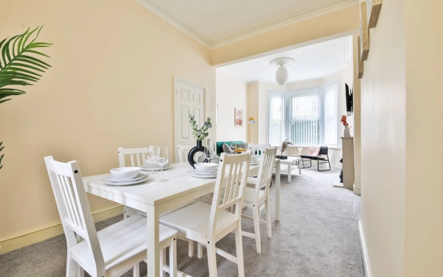 Tranquil 3-bed Home in Cardiff