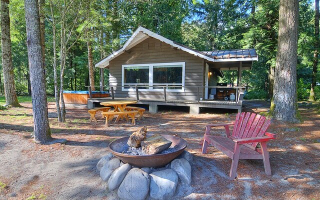 Wild Sky Escape - One Bedroom Cabin with Hot Tub