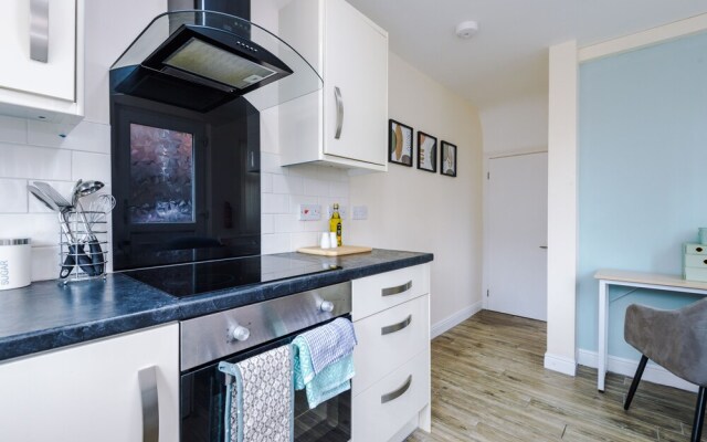 Convenient 2 Bedroom Home With Parking