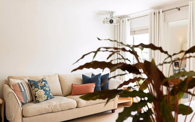 Modern Borough Retreat With Private Terrace