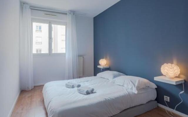 Standing apartment in Disneyland BMYGUEST