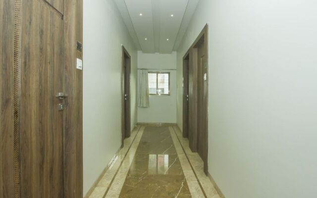 OYO 18748 Hotel Metro Palace