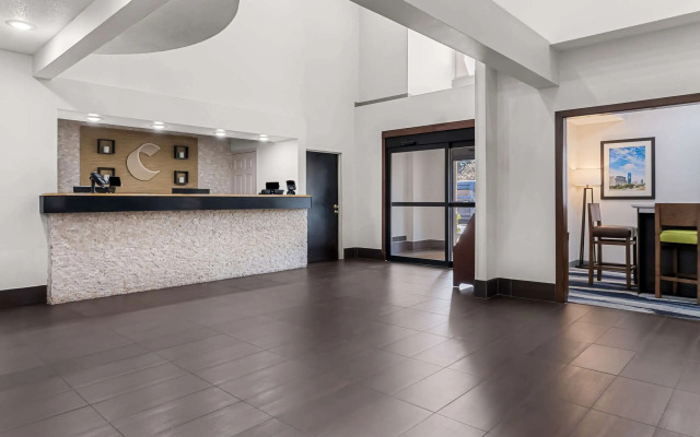 Comfort Inn & Suites near Tinley Park Amphitheater