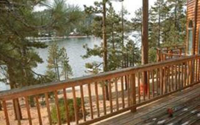 RedAwning A Beary Nice Lakefront