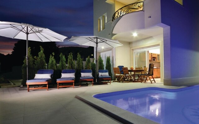 Awesome Home in Makarska With Wifi and 4 Bedrooms