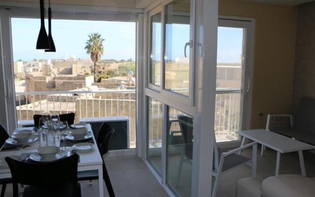 Wileg 4A Luxury Studio Apartment with Shared Swimming Pool.