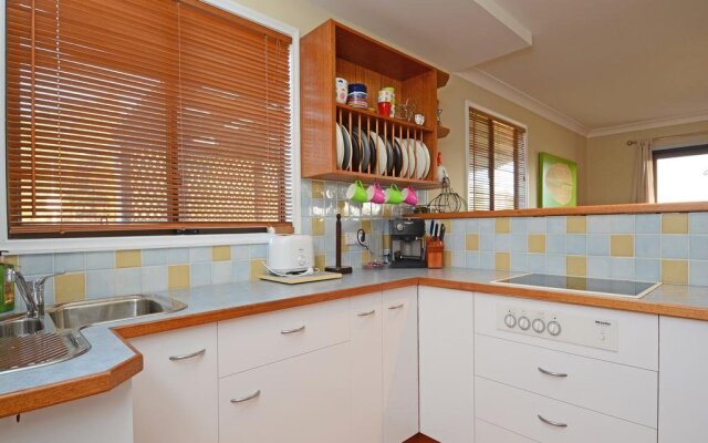 Silver Springs 6br Luxury Homestead with Wifi, Pool. Fireplace, Views, Olives and Space