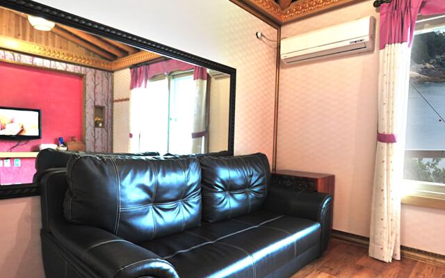 Yeosu Hyangilam Heukjip Pension