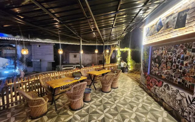 Hollywood Camps and Restaurant Bir