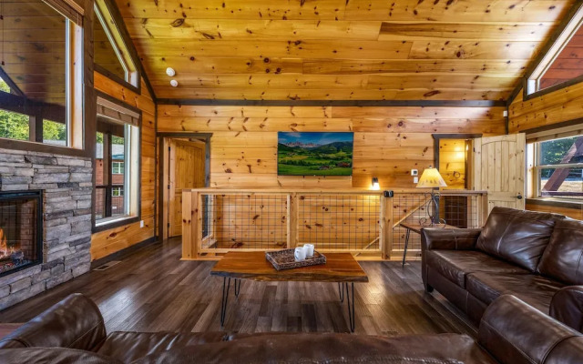 Mountain Skyy 3 Bedroom Cabin by RedAwning