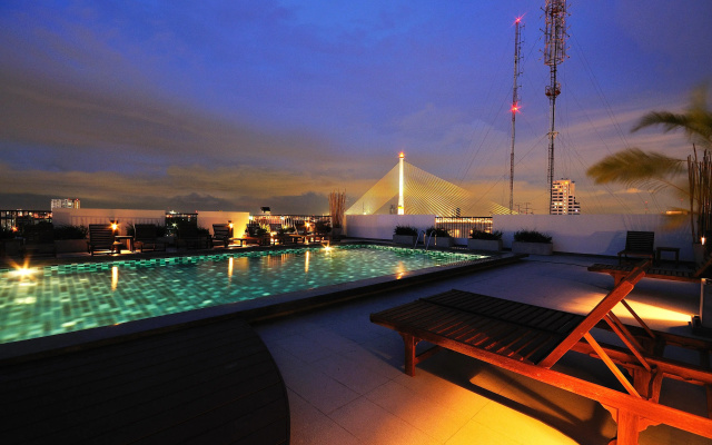 The StandardX Bangkok Phra Arthit