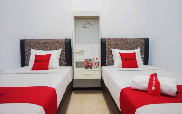RedDoorz near Velodrome Malang 2