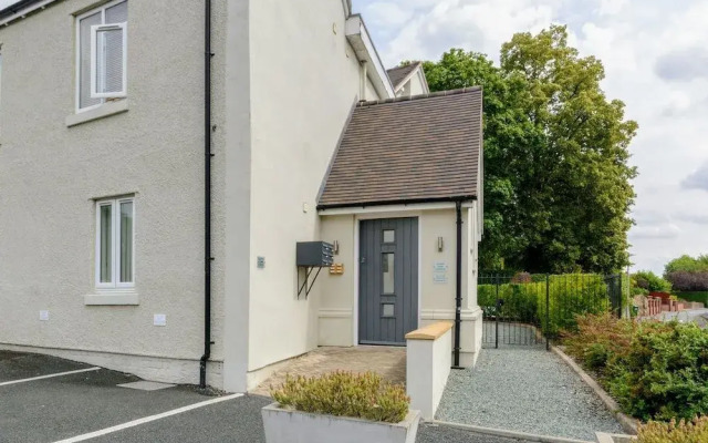 Crescent House Apartments