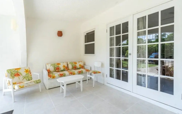 Sungazer - Holetown Apt & Beach Club on West Coast