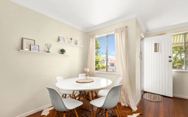 Kozyguru Albion Charming House With 3 Bedroom Parking -Qal035